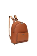 Mochila negra de cuero sintético con bolsillo frontal con cierre y logo de la marca.