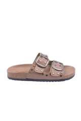 Sandalias bajas color beige con doble tira y hebillas metálicas.