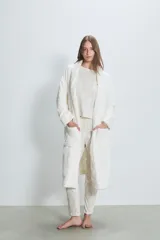 Bata larga de poliéster color gris oscuro con textura acolchada en forma de rombos, cuello tipo chal, bolsillos laterales y cinturón.