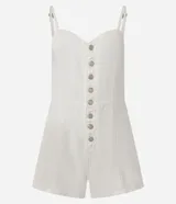 Enterito corto blanco de sarga de algodón, con breteles finos, escote corazón y cierre frontal con botones.