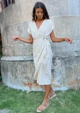 Vestido negro de lino con cuello y manga corta, corte a la cintura con lazo ajustable.