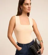 Blusa cropped naranja de punto con escote cuadrado y bretel ancho.