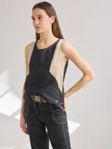 Musculosa sin mangas color negro con paneles laterales en color beige.