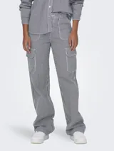 Pantalón cargo de algodón a rayas verticales blancas y negras, con bolsillos laterales y corte recto.