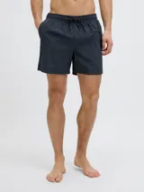 Short de baño azul marino con cintura elástica, cordón ajustable, bolsillos delanteros y trasero. Confeccionado en tejido plano de nylon y poliéster.
