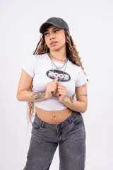 Remera blanca de jersey con lycra y estampado frontal con el texto '2003 Milano New York London'.