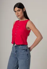 Top rojo sin mangas con botones frontales.