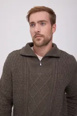 Sweater de punto trenzado color marrón con cuello alto y cierre de cremallera.