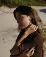 Anillo plateado con forma orgánica irregular, similar a un crustáceo marino.