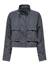 Chaqueta corta color gris oscuro, con cuello alto, capucha ajustable con cordones, cierre de cremallera frontal, bolsillos laterales con solapa y puños elásticos.