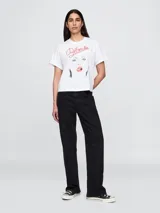 Remera rosa con estampado de la banda Nirvana y logo en verde y celeste.