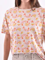 Remera blanca con estampado de ojos y pestañas en negro.