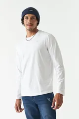 Remera de manga larga color marrón con cuello redondo y logo bordado en el pecho.