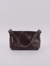 Bandolera de cuero marrón oscuro con correa corta y correa larga intercambiables, forro interior y bolsillo con cierre.