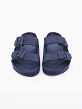 Sandalias de goma color azul marino con hebillas ajustables.