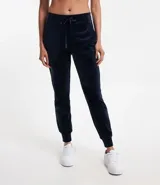 Pantalón deportivo de plush azul marino, modelo jogger, con cintura elástica ajustable con cordón y bolsillos laterales.