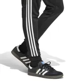 Pantalón de entrenamiento Adidas Tiro Esencial para hombre, color negro con tres rayas blancas a los costados y logo de Adidas en la pierna izquierda.
