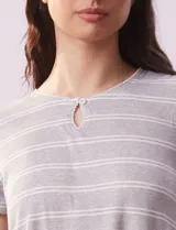 Conjunto de pijama gris a rayas horizontales blancas, compuesto por una remera de manga corta con cuello redondo y un short con cintura elastizada.