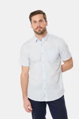 Camisa de hombre color azul marino, de manga corta, con cuello clásico, cierre frontal con botones y bolsillo en el pecho.