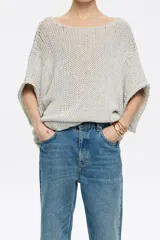 Jersey de punto abierto, color gris claro, con escote bote y mangas cortas amplias.