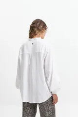 Camisa azul de manga larga con cuello mao y corte holgado.