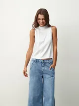 Musculosa blanca de cuello alto y sin mangas.