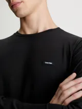 Remera negra de manga larga con cuello redondo y corte slim.
