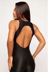 Mono deportivo marrón con cuello halter y espalda descubierta.