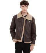 Chaqueta de cuero color marrón con forro de cordero, de estilo casual, dos bolsillos laterales y uno en el pecho.
