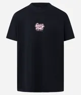 Remera de algodón, corte comfort, color negro, con cuello redondo y mangas cortas. Presenta un estampado grande en la espalda con la frase "Chill Time" en tipografía psicodélica rosa y contornos blancos.