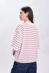 Remera blanca con rayas horizontales rojas, cuello alto y mangas 3/4.