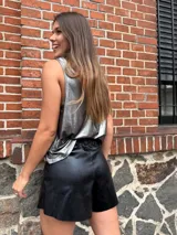 Musculosa plateada de seda brillante, talle único (llega hasta L) y corte suelto.
