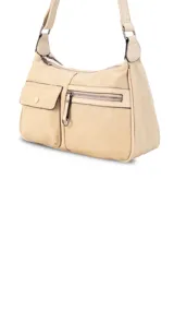 Cartera bandolera negra de cuero sintético con correa extensible. Tiene dos compartimentos principales con cierre, un bolsillo trasero con cierre y dos bolsillos frontales, uno con botón y otro con cierre.