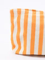 Necesser de tela a rayas verticales color beige y blanco.
