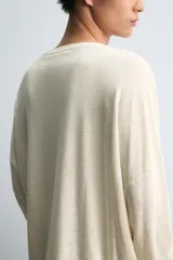 Camiseta verde militar de manga larga, corte holgado y cuello redondo.