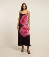 Vestido midi negro de tul con estampado de una rosa rosa en el frente, breteles finos y escote redondo.