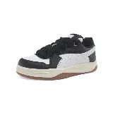 Championes Puma Park Luna de cuero sintético blanco y negro con suela marrón.