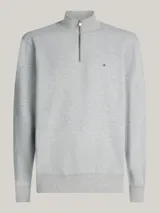 Sweater gris de felpa de mezcla de algodón aterciopelado, con cuello alto, media cremallera frontal, puños y bajo de punto canalé, cinta distintiva en el interior del cuello y logo de Tommy Hilfiger bordado en el pecho.