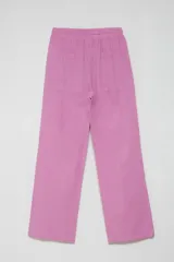Pantalón de lino rosado de corte recto.