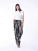 Pantalón de vestir de corte recto con estampado abstracto en blanco y negro.