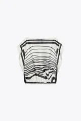 Top de Zara Woman Collection, con estampado abstracto en blanco y negro, cuello barco, mangas caídas y bajo ajustable con lazadas.