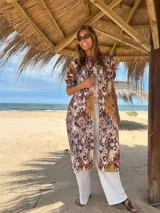 Sobrecamisa o vestido largo con estampado multicolor de seda fría, con cuello camisero y mangas cortas. Se puede usar como kimono o vestido.