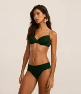 Top de bikini verde oscuro, modelo media taza con aro, confeccionado en microfibra texturizada. Tiene breteles elásticos ajustables con adornos de bambú natural y lazo en la espalda.