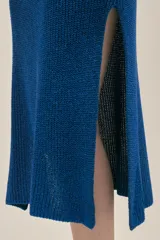 Vestido largo de jersey con hilo lurex azul, escote bote y abertura lateral.