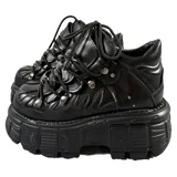 Botas chunky negras de eco cuero con plataforma de 8 cm y cordones con detalles metálicos.