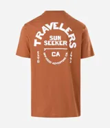 Remera masculina color marrón, de corte comfort, con cuello redondo y mangas cortas. Presenta un estampado de letras "Travelers" en el pecho y la espalda.