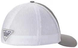 Gorra tipo trucker unisex de la línea PFG de Columbia, color gris oscuro en el frente y visera, y malla blanca en la parte trasera. Presenta el logo de Columbia PFG bordado en blanco en el panel frontal y un pequeño detalle de anzuelo gris en el panel lateral de malla.