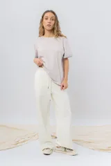 Pantalón jogger wide fit color amarillo pastel, confeccionado en algodón suave, con cintura elástica con cordón ajustable y bolsillos laterales funcionales.