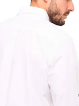 Camisa manga larga de hombre Rkf Galiton color salmón, confeccionada en algodón orgánico. Tiene cuello italiano, calce regular, cierre con botones de madera, bolsillo en el pecho con logo bordado y mangas ajustables con botones.