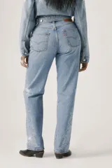 Pantalón de jean celeste de corte recto con detalles de strass en los laterales.